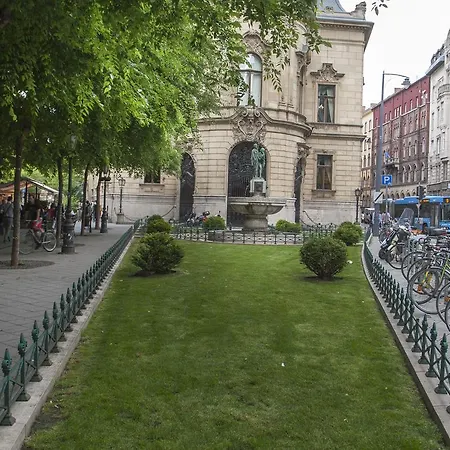 아파트 Transylvanian Styled In Palace District